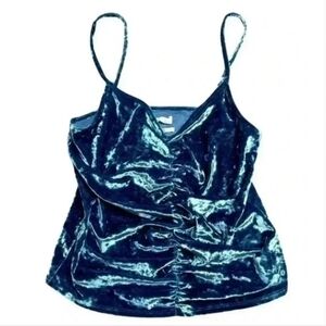 Women vest in light blue with broken velvet and elastic pleats